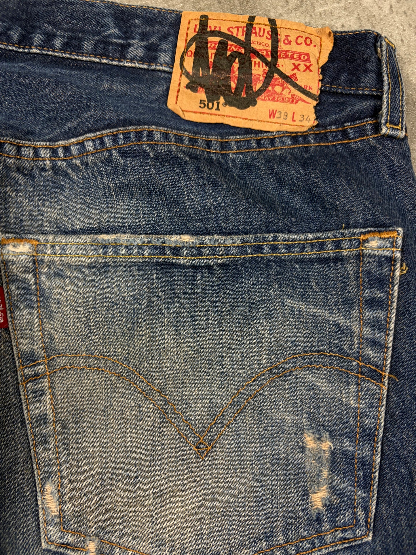 Levis 501 Limited Edition mit Unterschrift auf dem Label Slevedge Denim