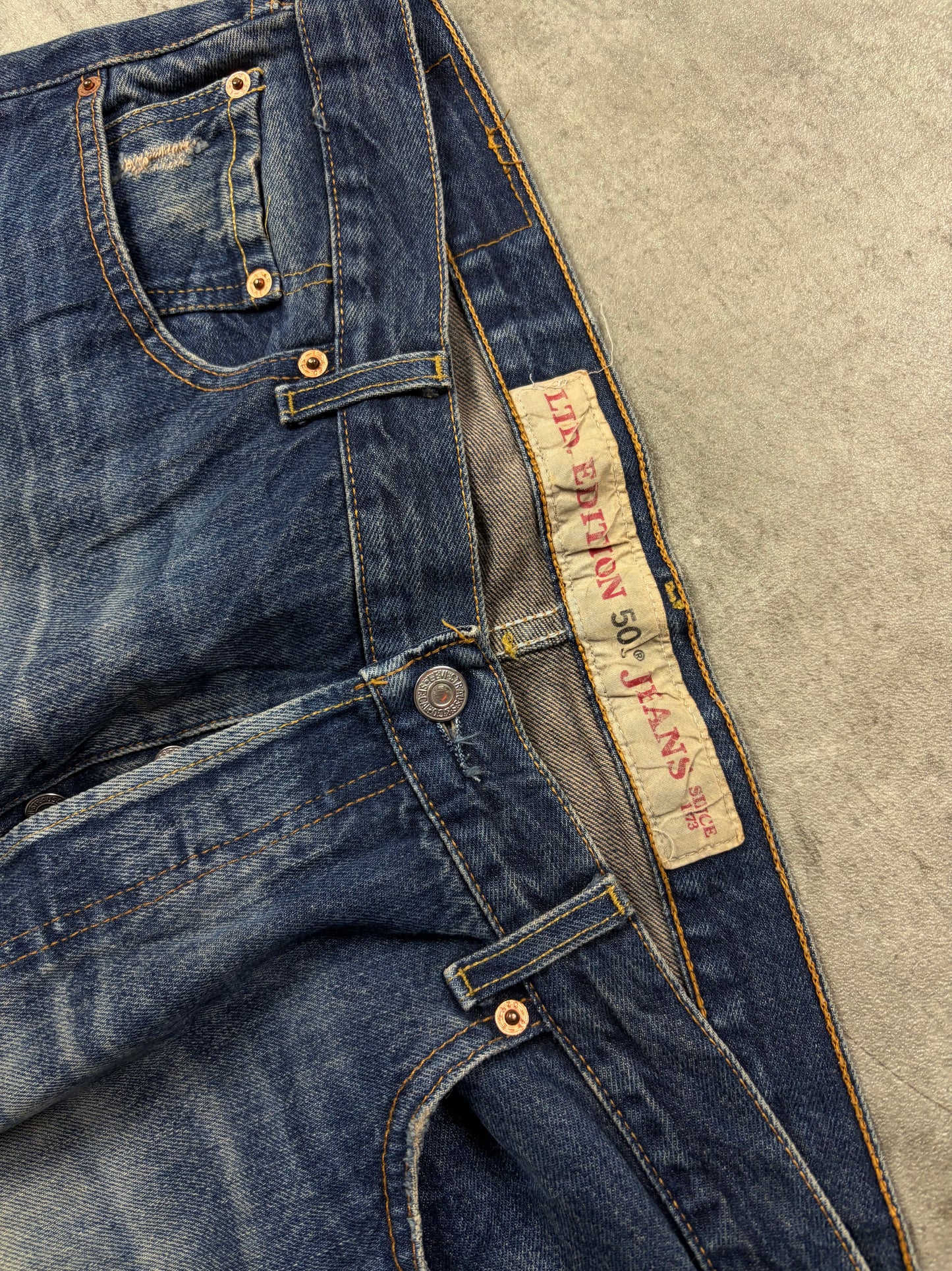 Levis 501 Limited Edition mit Unterschrift auf dem Label Slevedge Denim